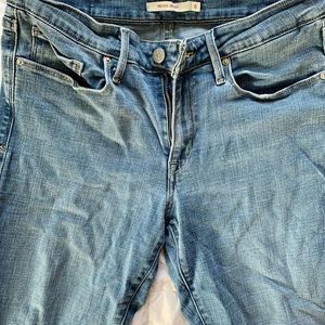 Levi’s Mid Rise Skinnys in size 8